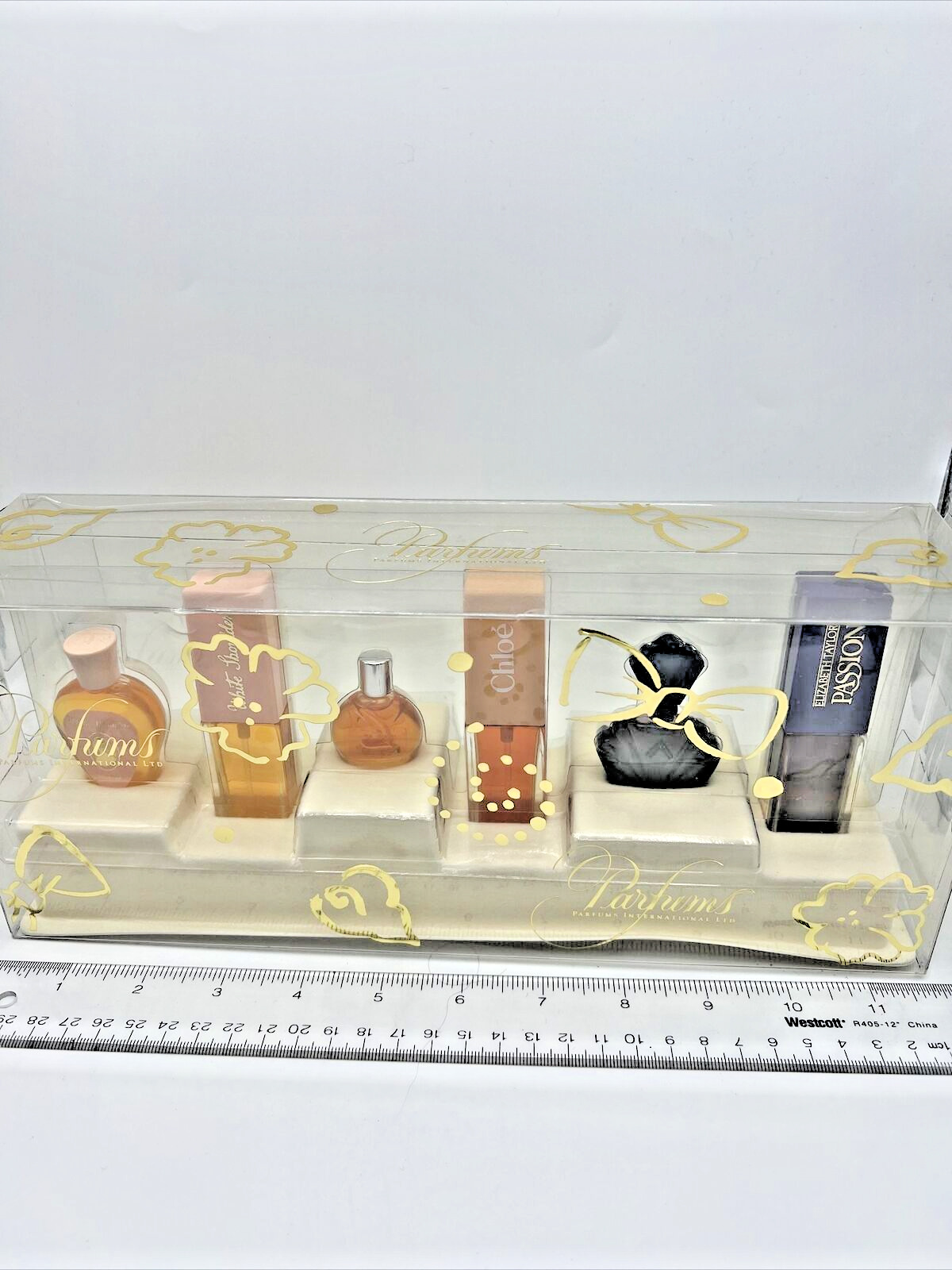 Collectible Parfums International Ltd, Passion White Shoulders Chloe - Set of 6