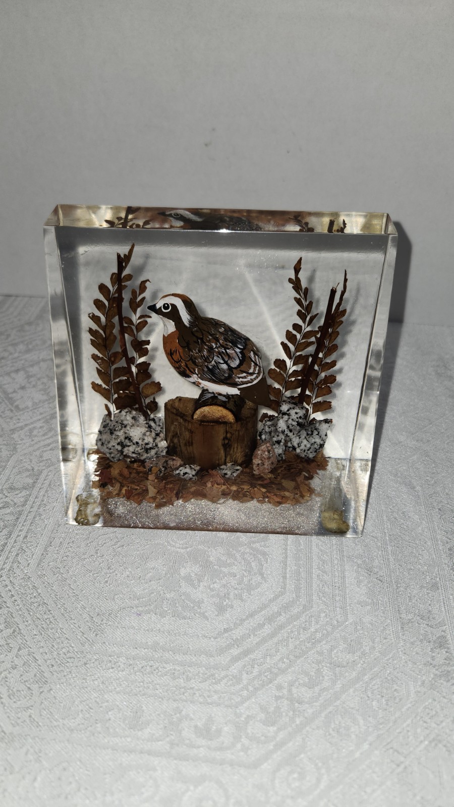 VINTAGE UNIQUE HAND CARVED IN LUCITE CAILLE QUAIL ON WOODEN STUMP SCULPTE