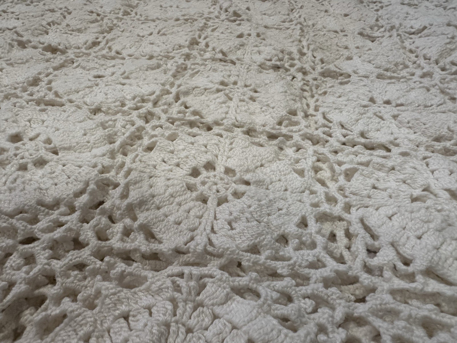 Vintage Hand Crocheted Twin Bedspread 66x92 Ivory Floral Rosette Lace Coverlet