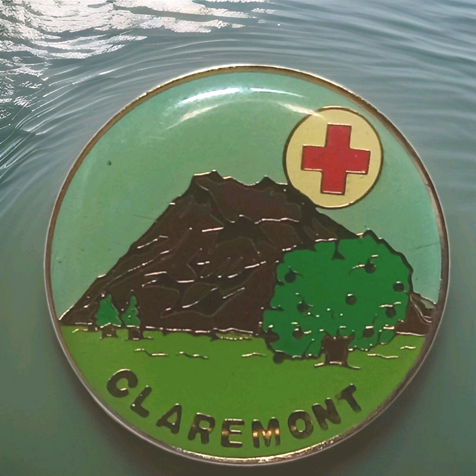 Vintage 1980\'s Claremont Calf CROSS  LAPEL Hat Pin Mountains Estate B4