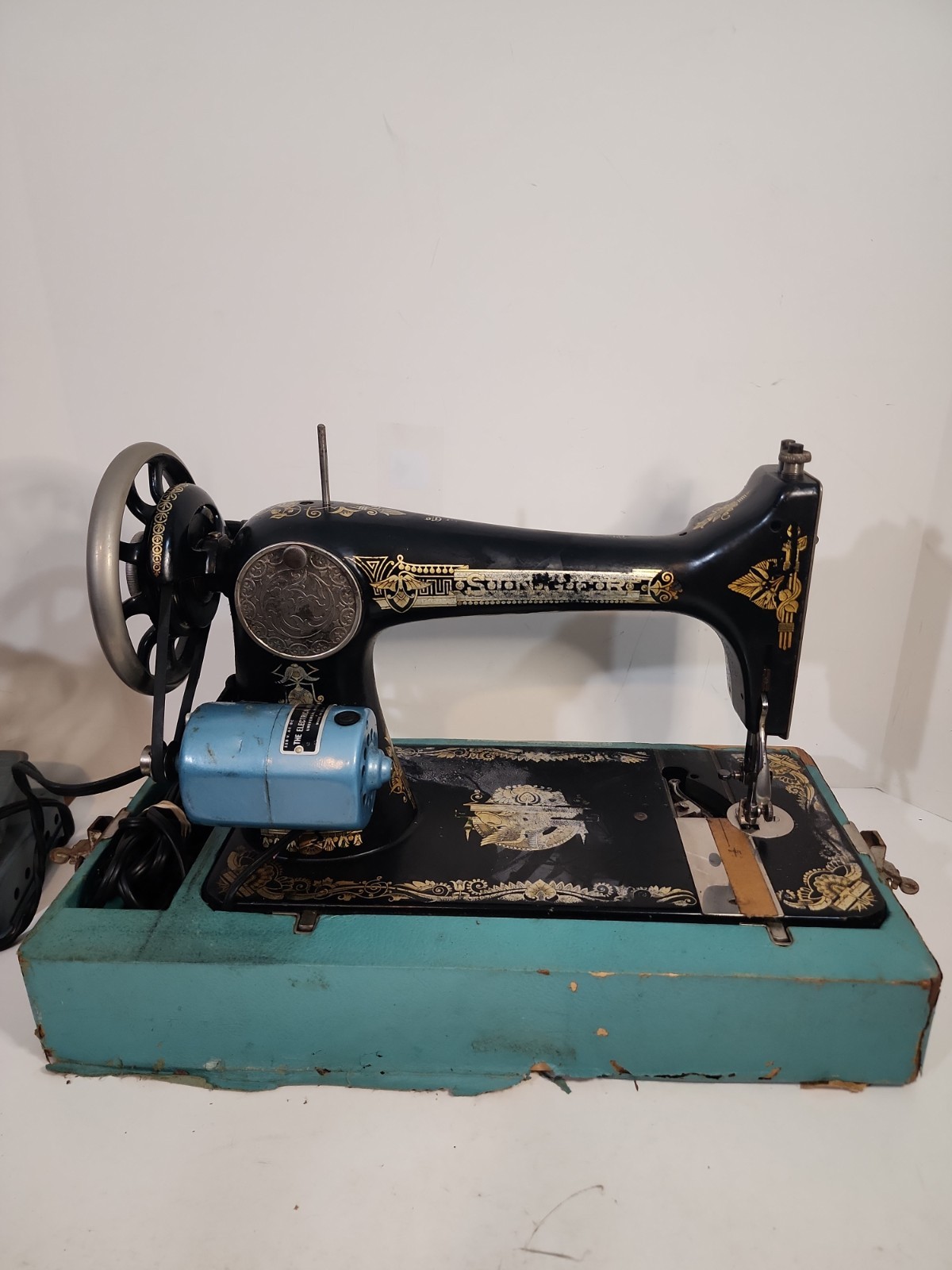  1916 SINGER 127 Sphinx Sewing Machine w/Foot Pedal & Carrying Case- Tested