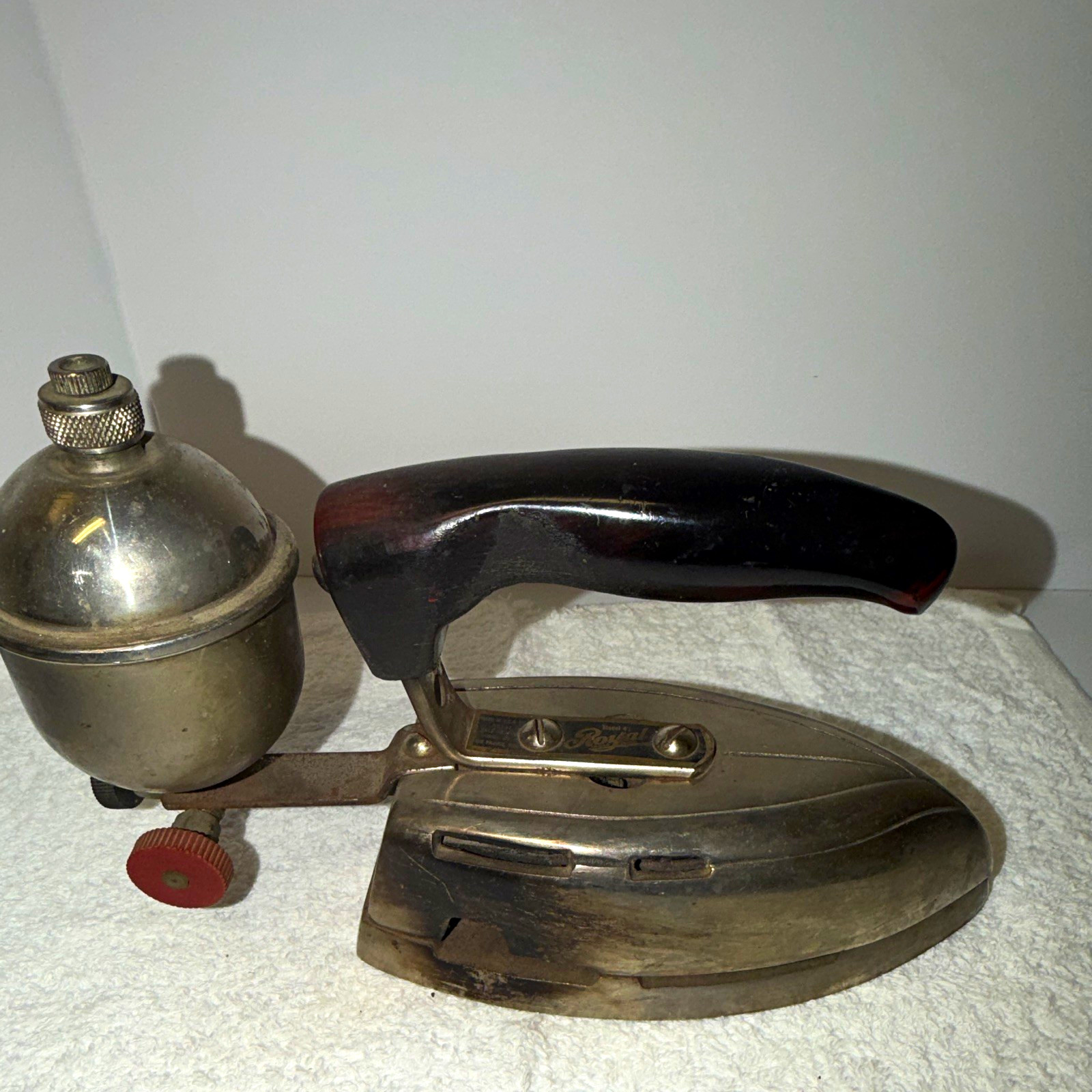 Vintage Royal Model 4 , liquid fuel iron (b8)