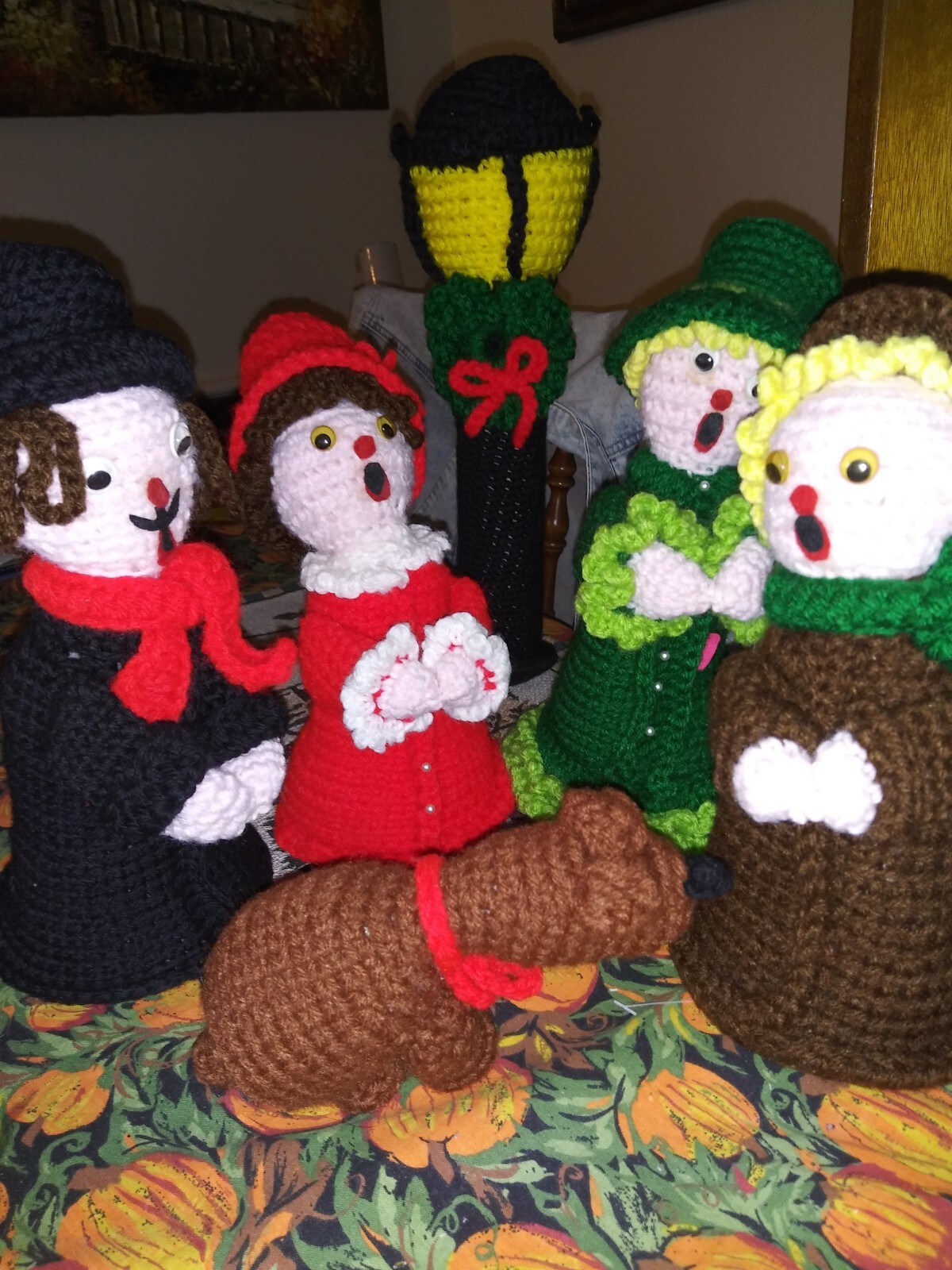 VTG 1980s HAND KNITTED Lot of 6 Cute Christmas Carolers Figures & Lampost & Dog 
