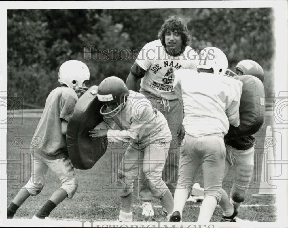 1972 Press Photo New York Jet Joe Namath & Kids at Football Camp, Sitzmark