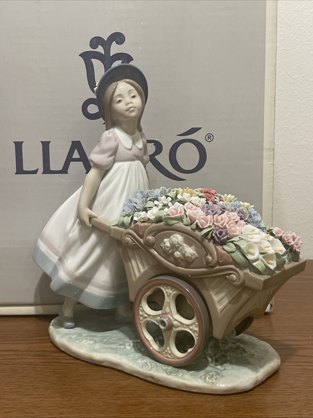 LLADRO Love's Tender Tokens Girl Figurine #6521 W/Original Box