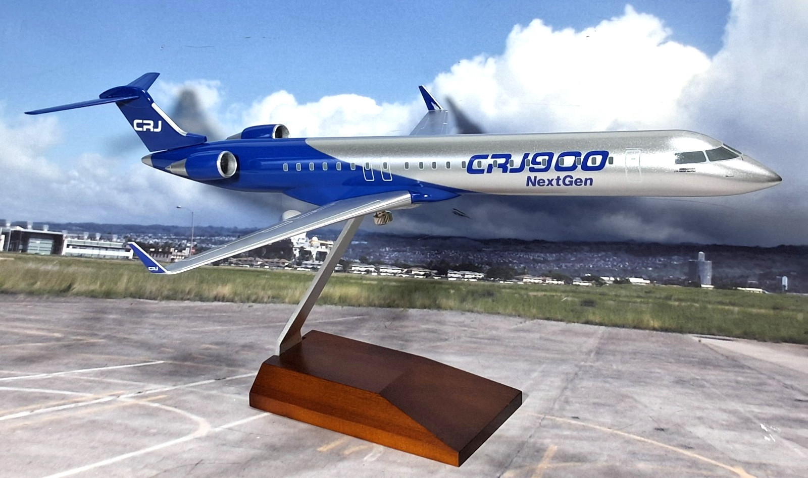 SkyMarks Bombardier CRJ-900 NextGen Factory Livery 1:100 Scale VERY RARE