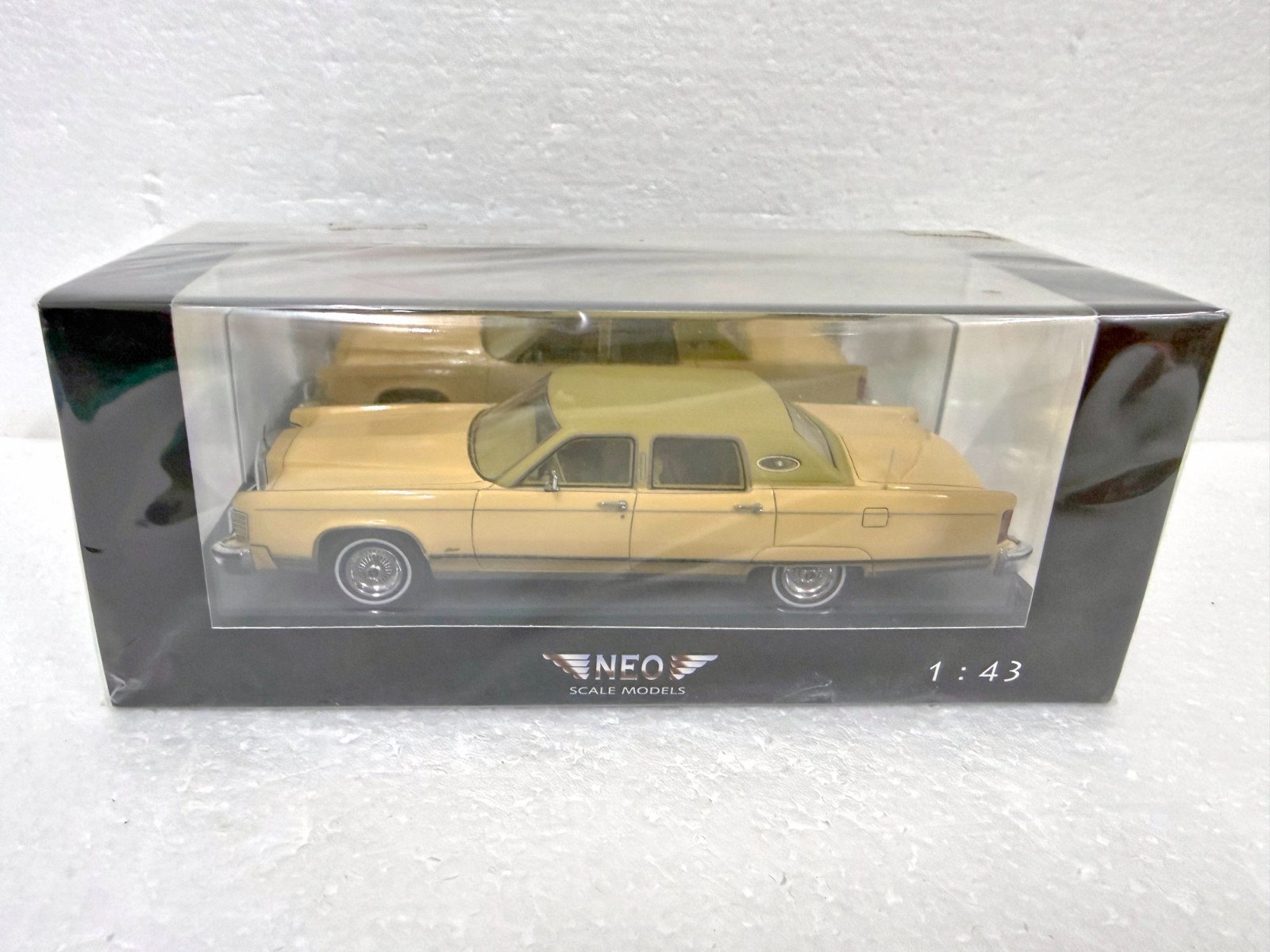 Neo Scale Models 44420 Lincoln Continental Town Car resin 1/43 scale model car