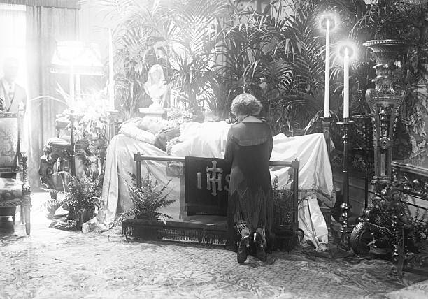 Miss Eva Miller coffin Rudolph Valentino who lying state Campbe- 1926 Old Photo