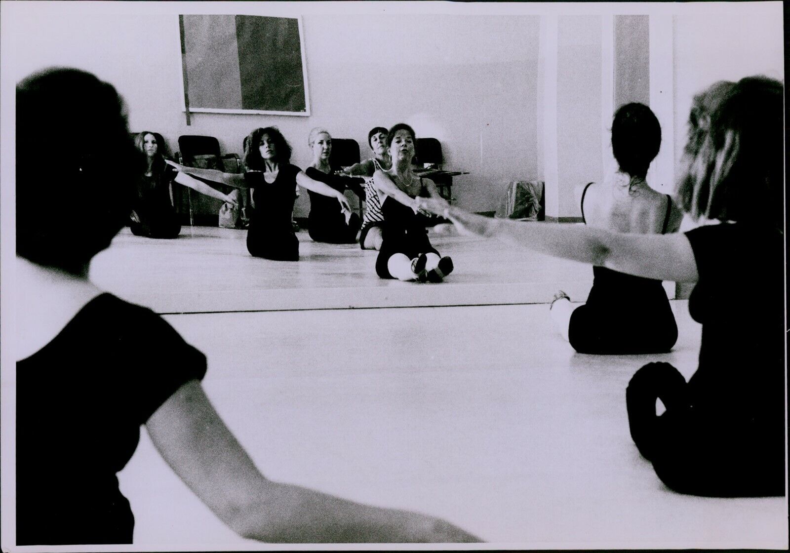 LG887 1975 Orig Bob Eighmie Photo WOMEN\'S YOGA CLASS Ladies Stretching Exercise
