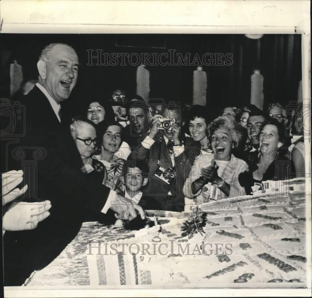 1964 Press Photo President Johnson celebrates birthday with guests-Atlantic City