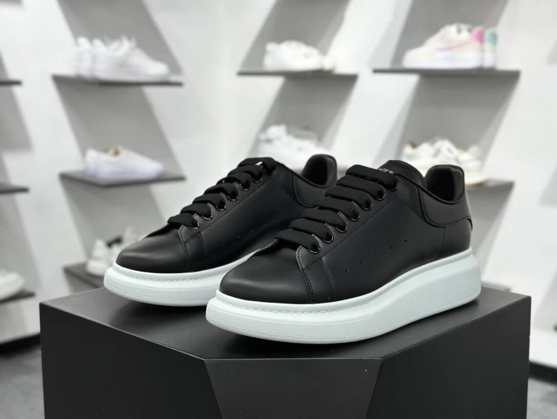 Alexander McQueen Oversized Casual Men\'s Low-Top Black White