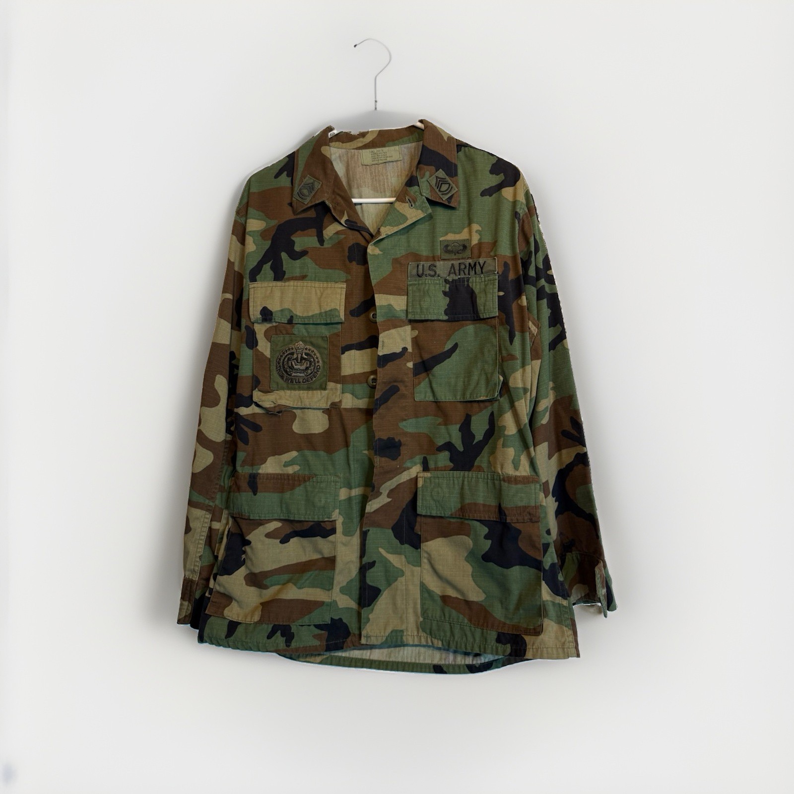 Vintage Authentic 1980’s US ARMY Jacket With Patches And Flags In Size Small