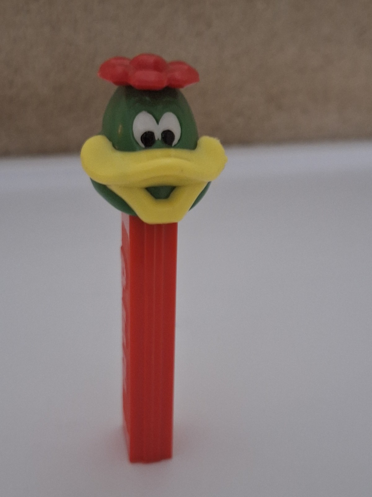 VINTAGE 1973 PEZ NO FEET SHORT BILL DUCK/GREEN HEAD with Red flower-Austria 3.4
