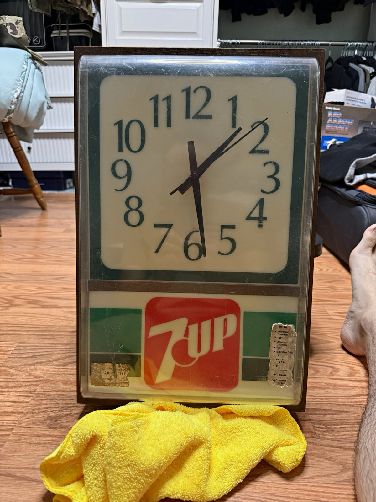 7UP Vintage 1983 Electric Advertising Sign Wall Clock, Green White Red