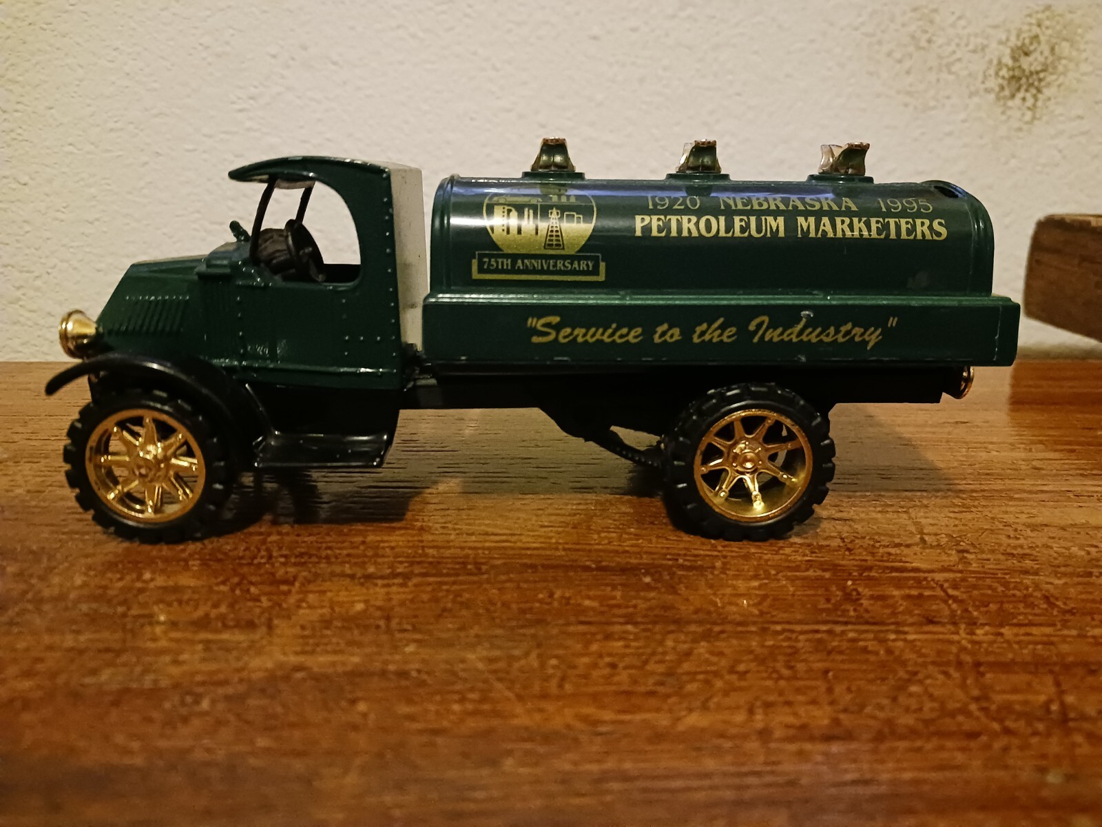 ERTL 1926 Mack Bulldog Nebraska Petroleum Marketers Commemerative Bank 1995