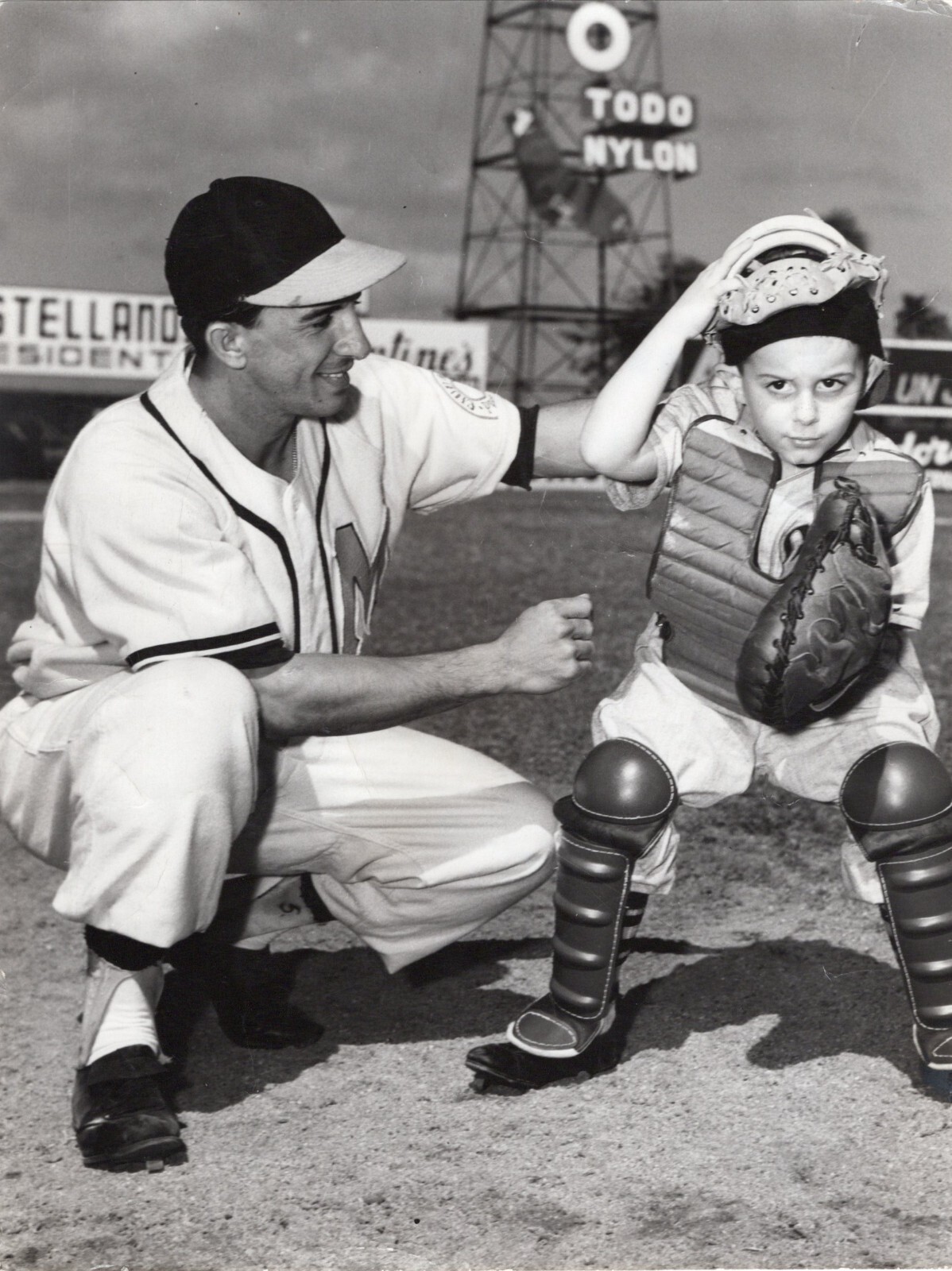1951 CUBAN BASEBALL PRESS PHOTO : MARIO DIAZ TEACHES PEDRITO SAN ROMÁN TO CATCH