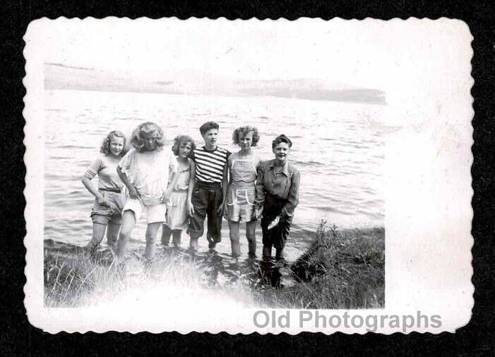 FAMILY/FRIENDS LAKE WADING OLD/VINTAGE PHOTO- N386