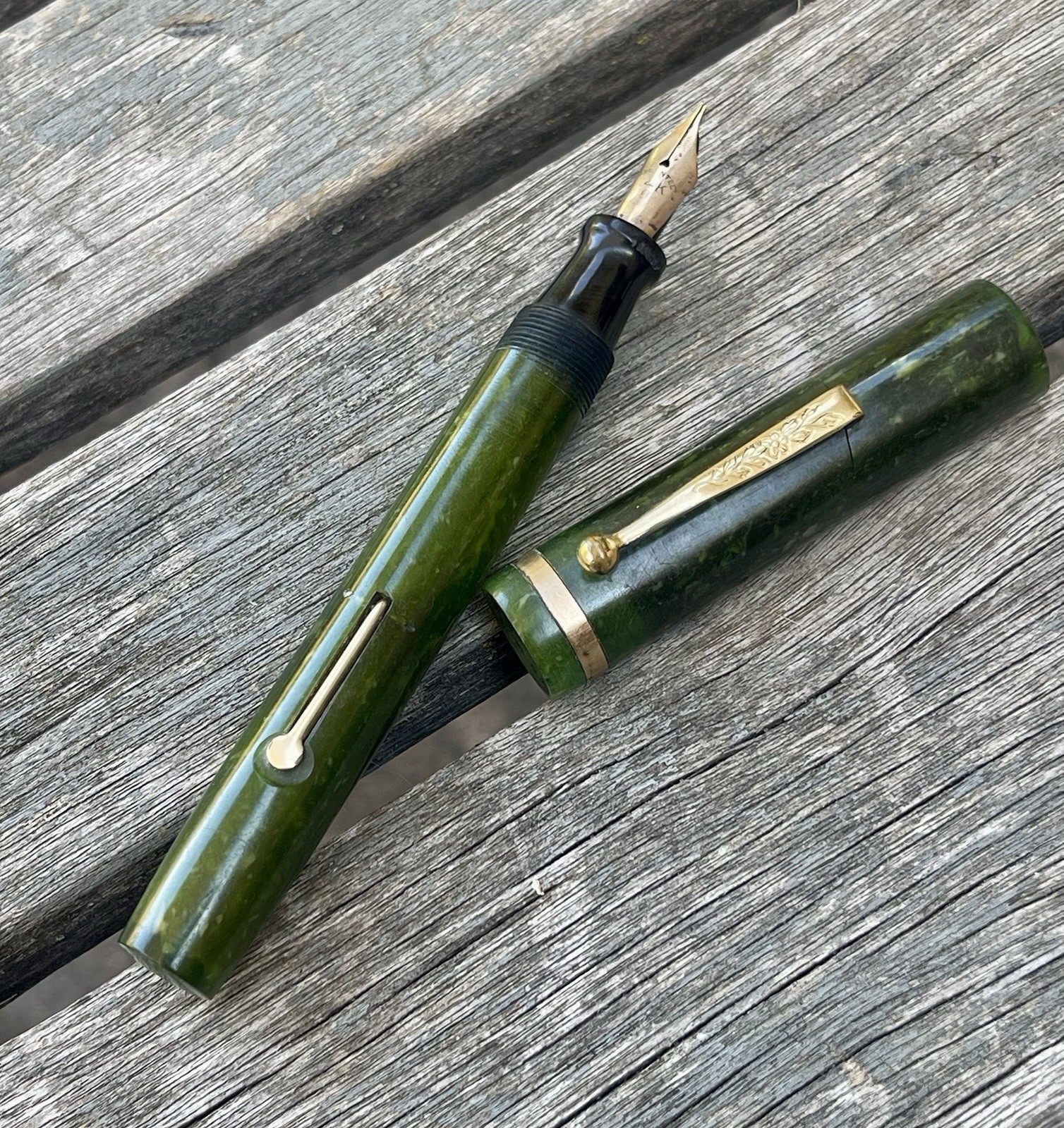 Vintage THE LINCOLN PEN Jade Green. Oversize Fountain pen 14k nib For Repair