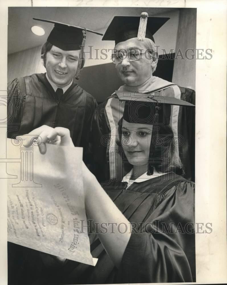 1974 Press Photo Freddie Troup & Husband, David Wayne Regan, Graduate Together