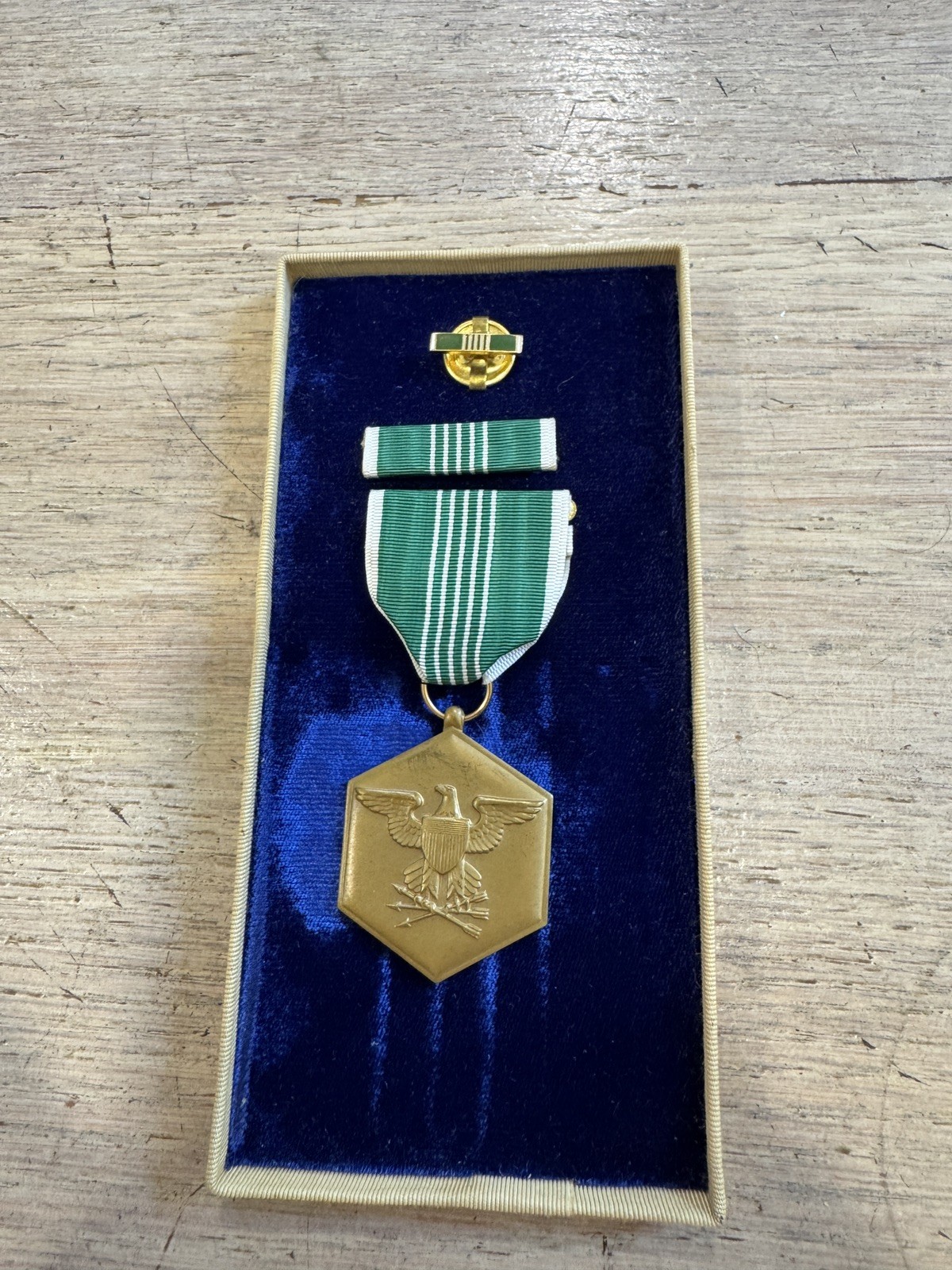 VINTAGE WW2 US ARMY COMMENDATION MEDAL in 1950s w/ box, no lid.