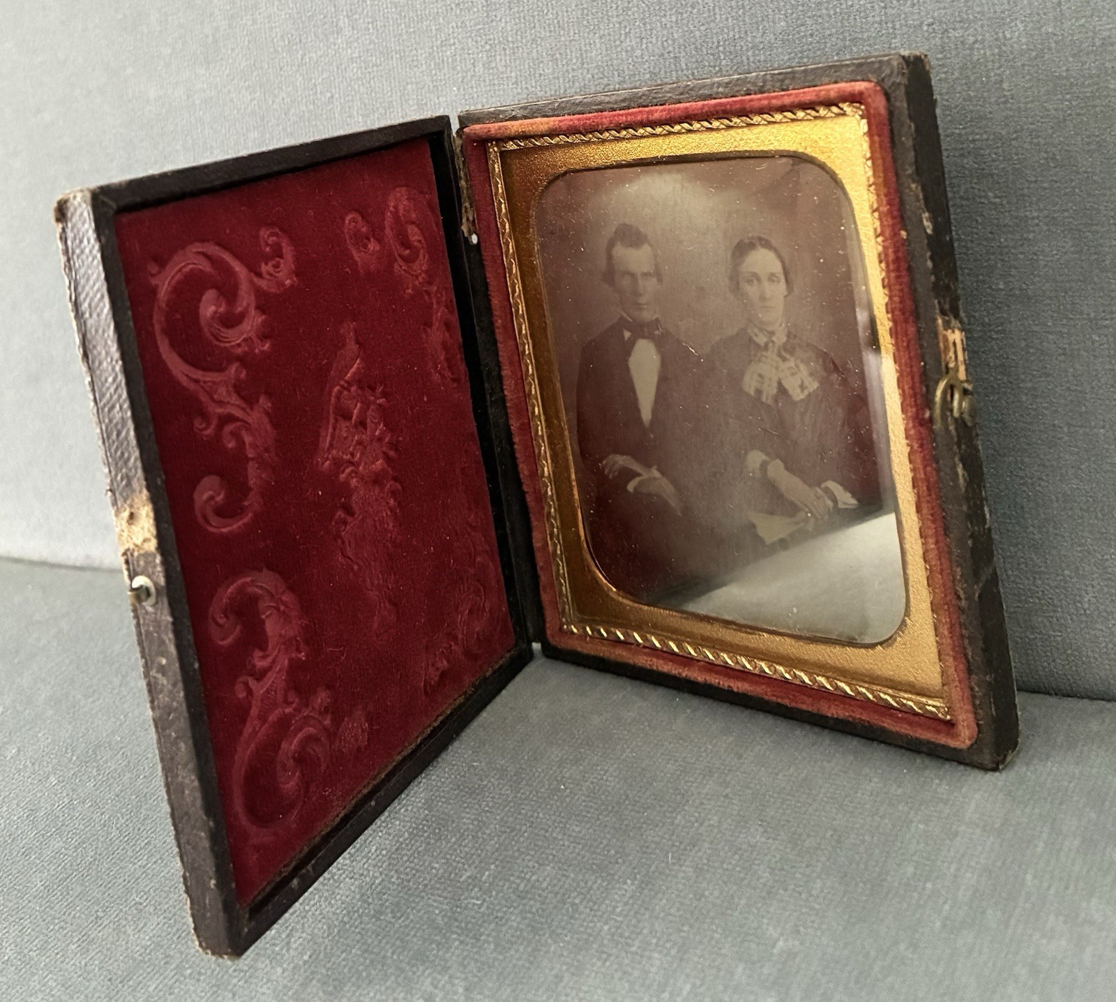 ANTIQUE 1850s 6TH PLATE DAGUERREOTYPE AMBROTYPE COUPLE PHOTO CASE