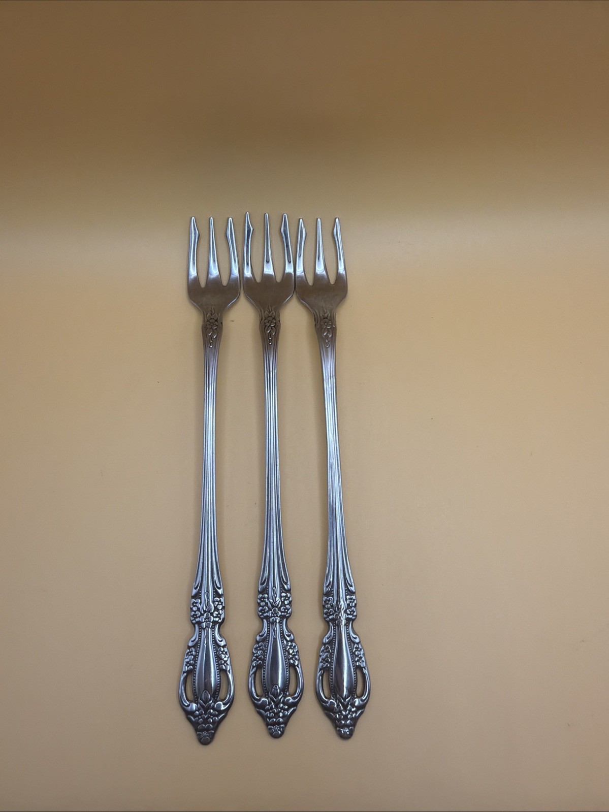 3 Oneida Raphael Distinction Deluxe Stainless HH Cocktail Seafood Forks Flatwar 3 Oneida Raphael Distinction Deluxe Stainless HH Cocktail Seafood Forks Flatwar