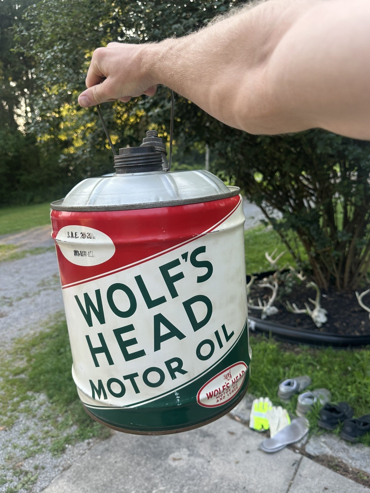 Vintage WOLF\'S HEAD 5-Gallon Motor Oil Can w/ Wood Handle & 2 Spouts W Oil- Mint