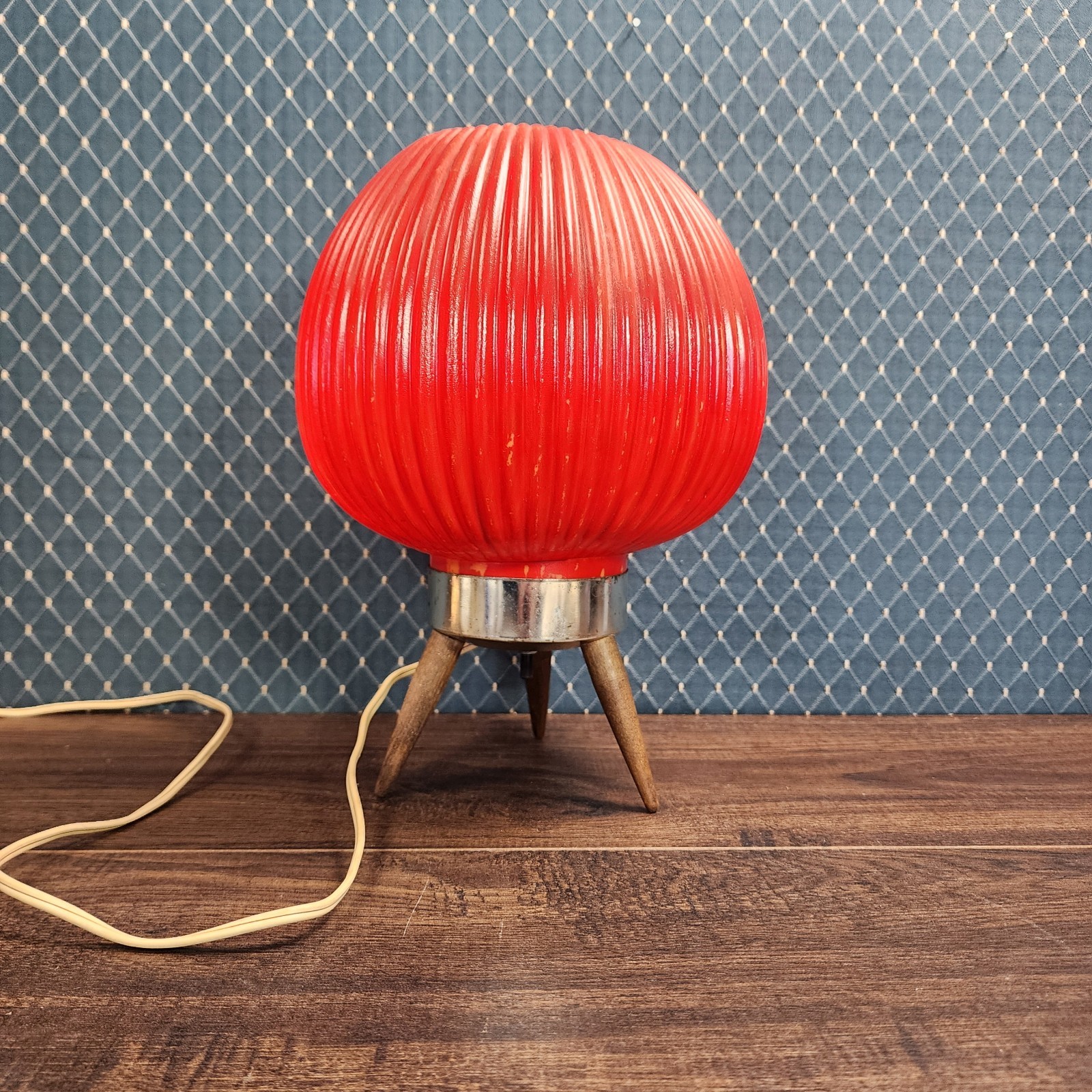 Vintage MCM Atomic Plastic Ribbed Shade Wood Tripod Legs Table Lamp 11\