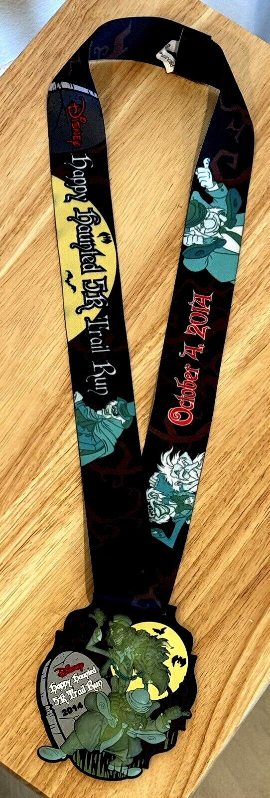 2014 DISNEY HAPPY HAUNTED 5K TRAIL RUN GLOW IN THE DARK RUBBER MEDAL LANYARD