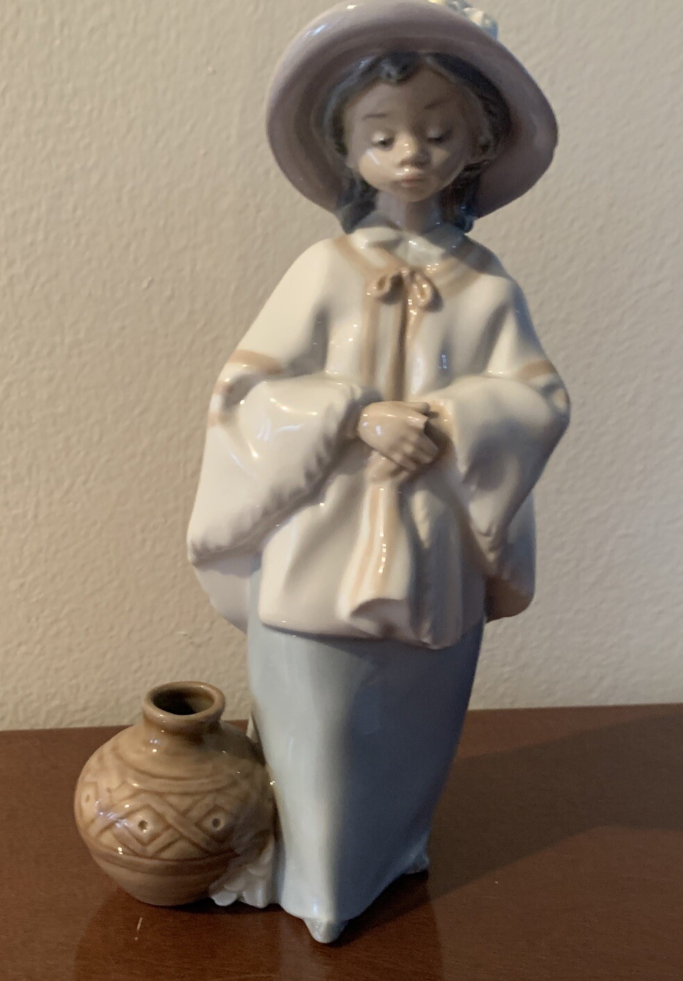 Vintage Nao By Lladró Daisa 1985 Girl With Vase Charming 8.5” Damaged Finger