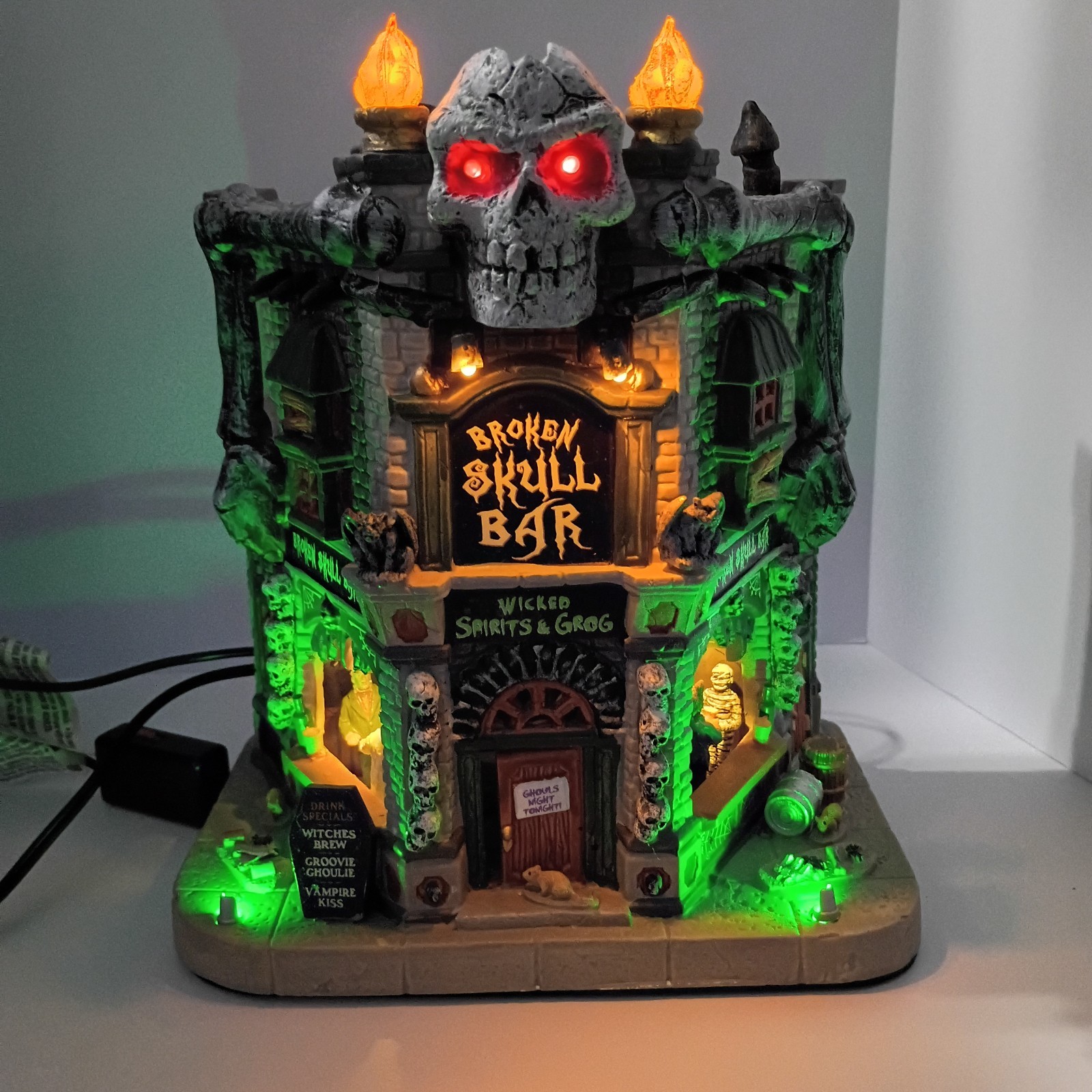 Lemax Spooky Town Broken Skull Bar Sound and Lights Halloween Decor New in box