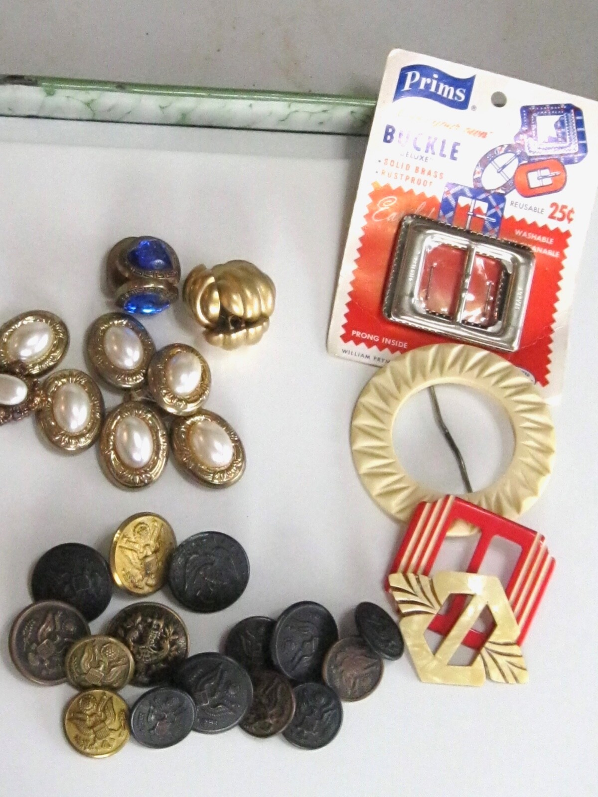 LOT COLLECTION OF NOTIONS - BUCKLES BUTTONS COVERS CELLULOID ART DECO - 1980\'S