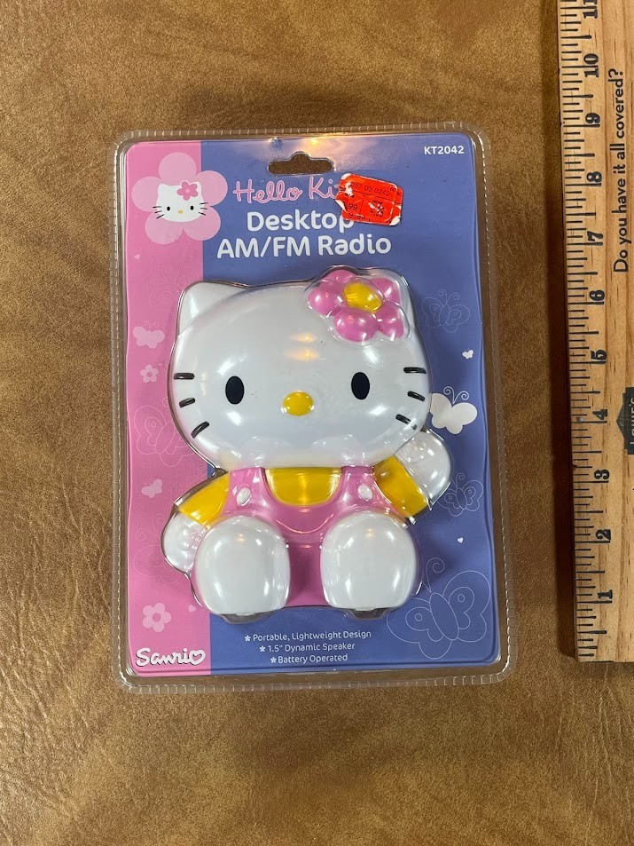 New Sanrio 2004 Hello Kitty AM/FM Desktop Radio KT. 2042