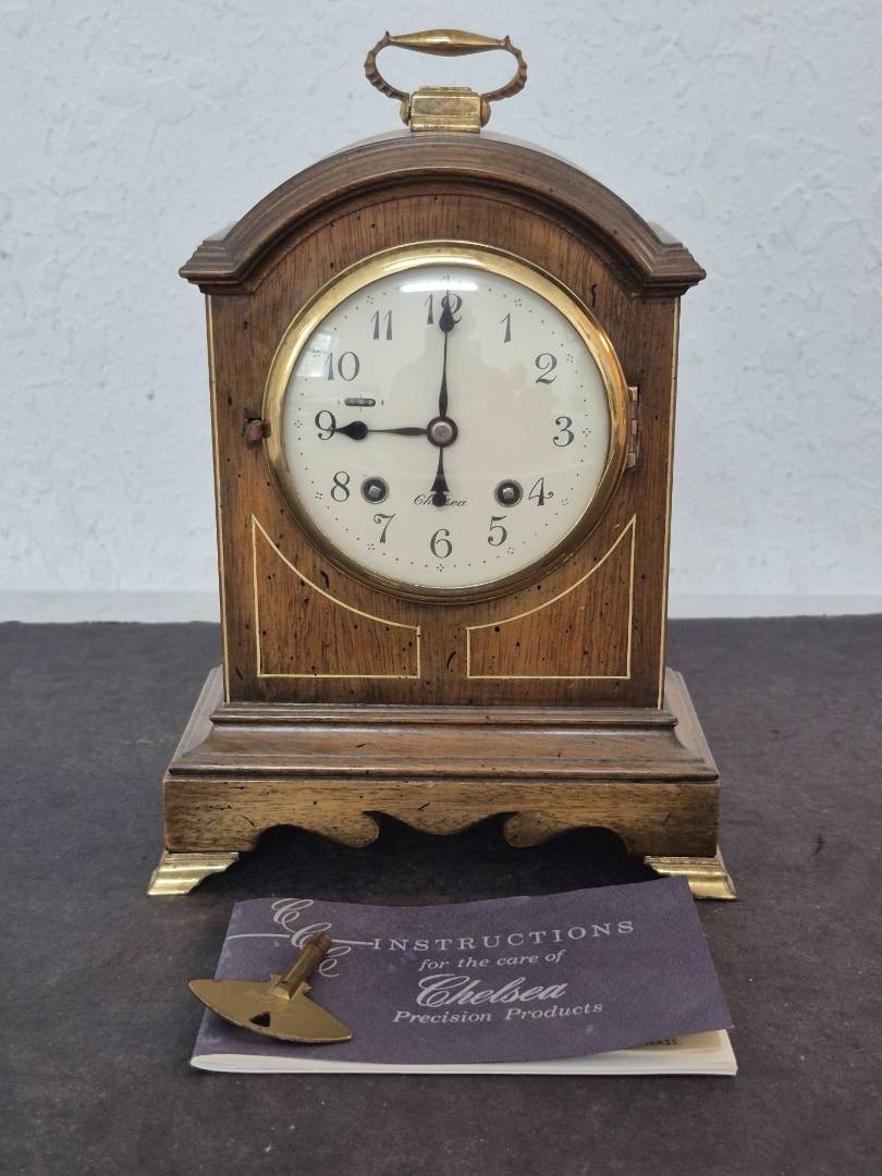 RARE Chelsea Colonial Williamsburg Wythe House Mantel Clock WORKS w/ Key & Book