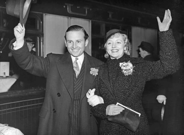 Evelyn Laye 1900 1996 Frank Lawton 1904 1969 returning to London f- Old Photo 1