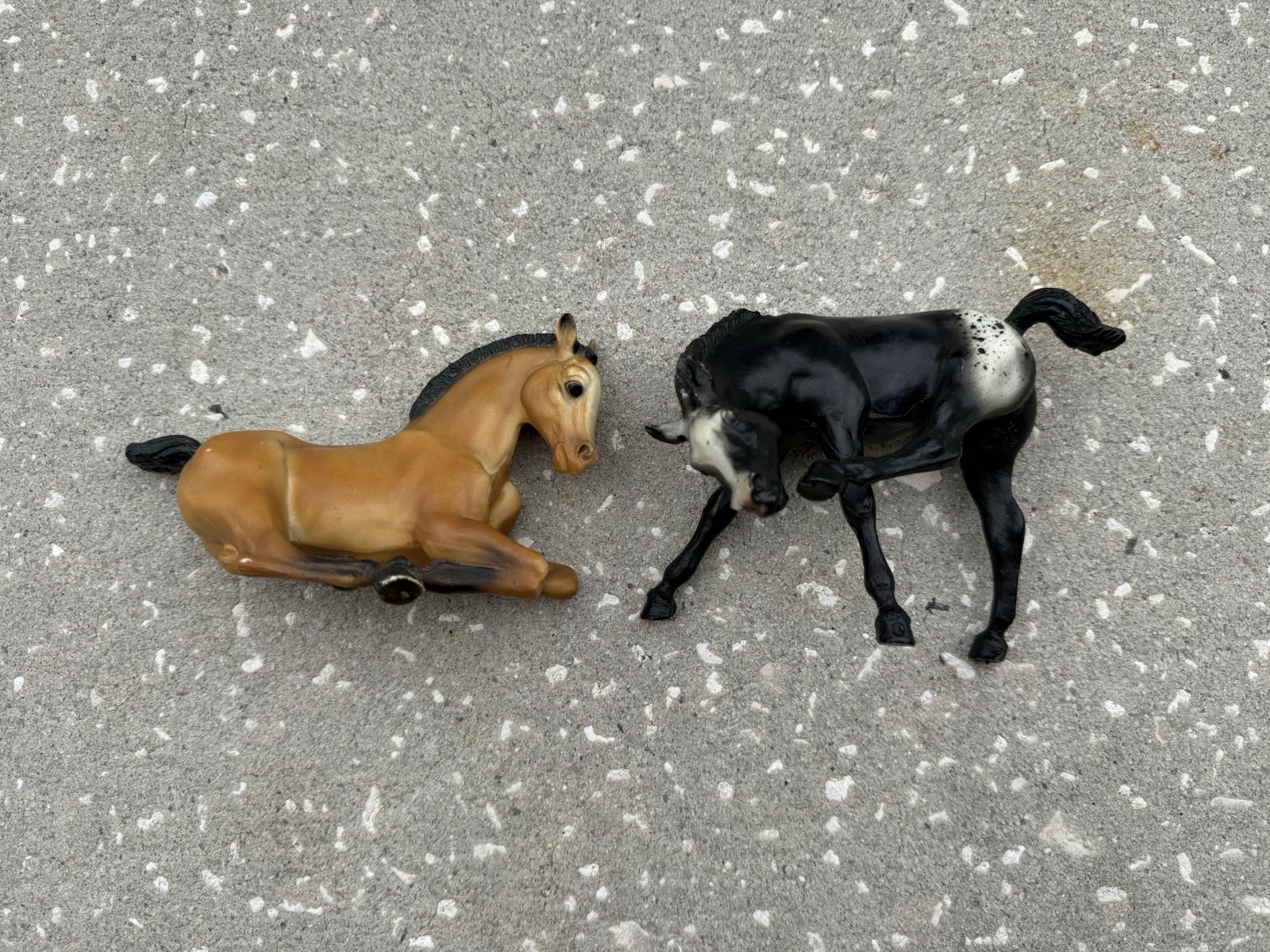 Lot 2 Vintage Breyer Shelf Play Horses Appaloosa Scratching Buckskin Lying Foals Lot 2 Vintage Breyer Shelf Play Horses Appaloosa Scratching Buckskin Lying Foals