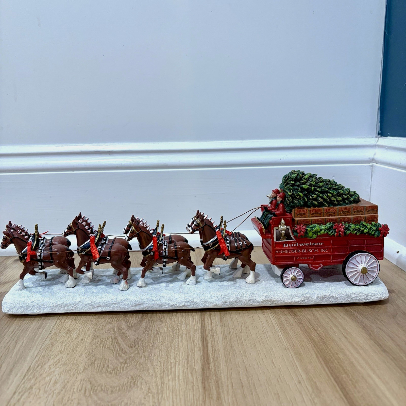 Budweiser Holiday Clydesdale Masterpiece Hawthorne Village 2015 Christmas A0576