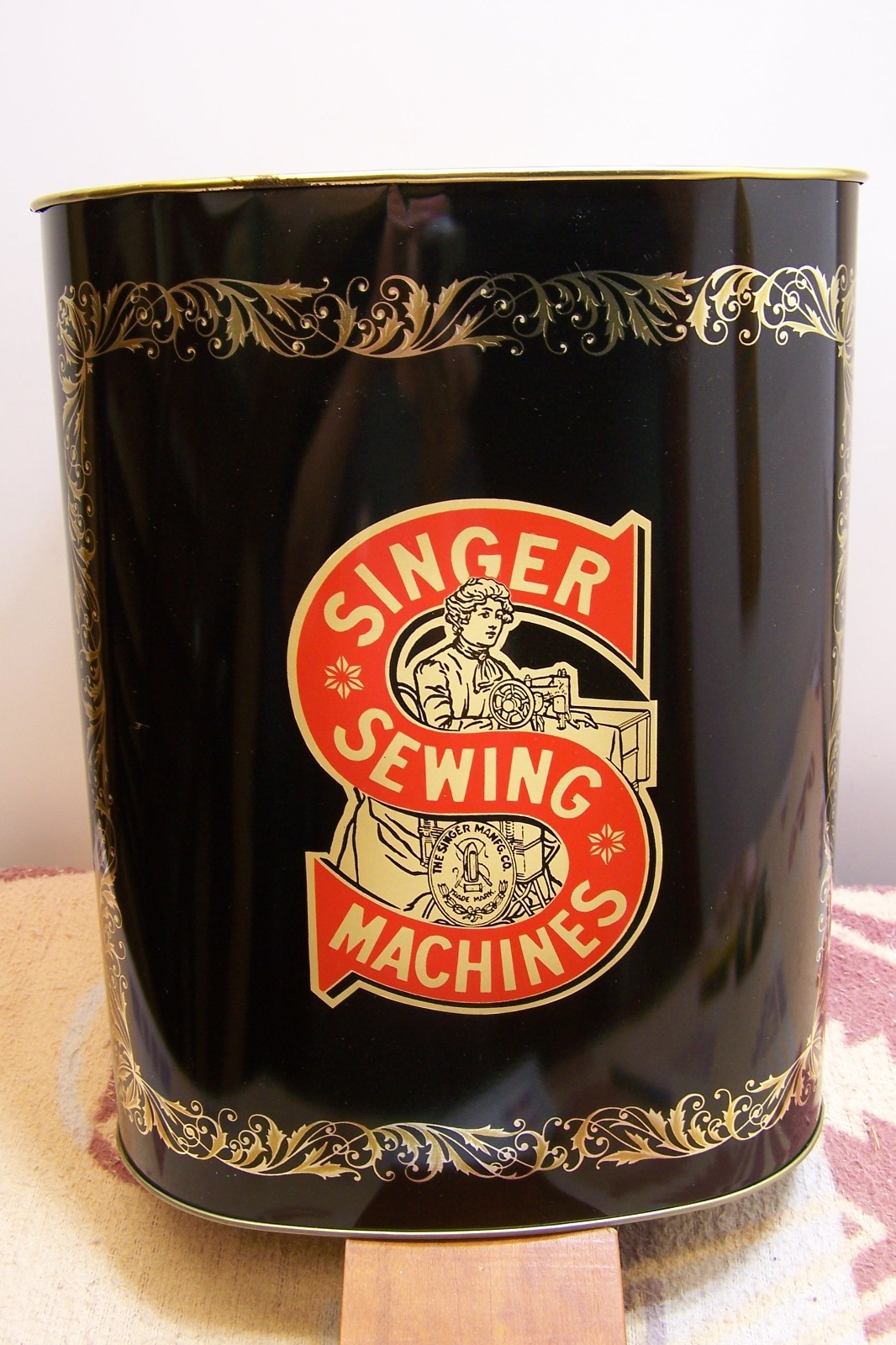 VINTAGE TIN USA SINGER SEWING MACHINE ADVERTISING WASTE BASKET VERY NICE MID CEN