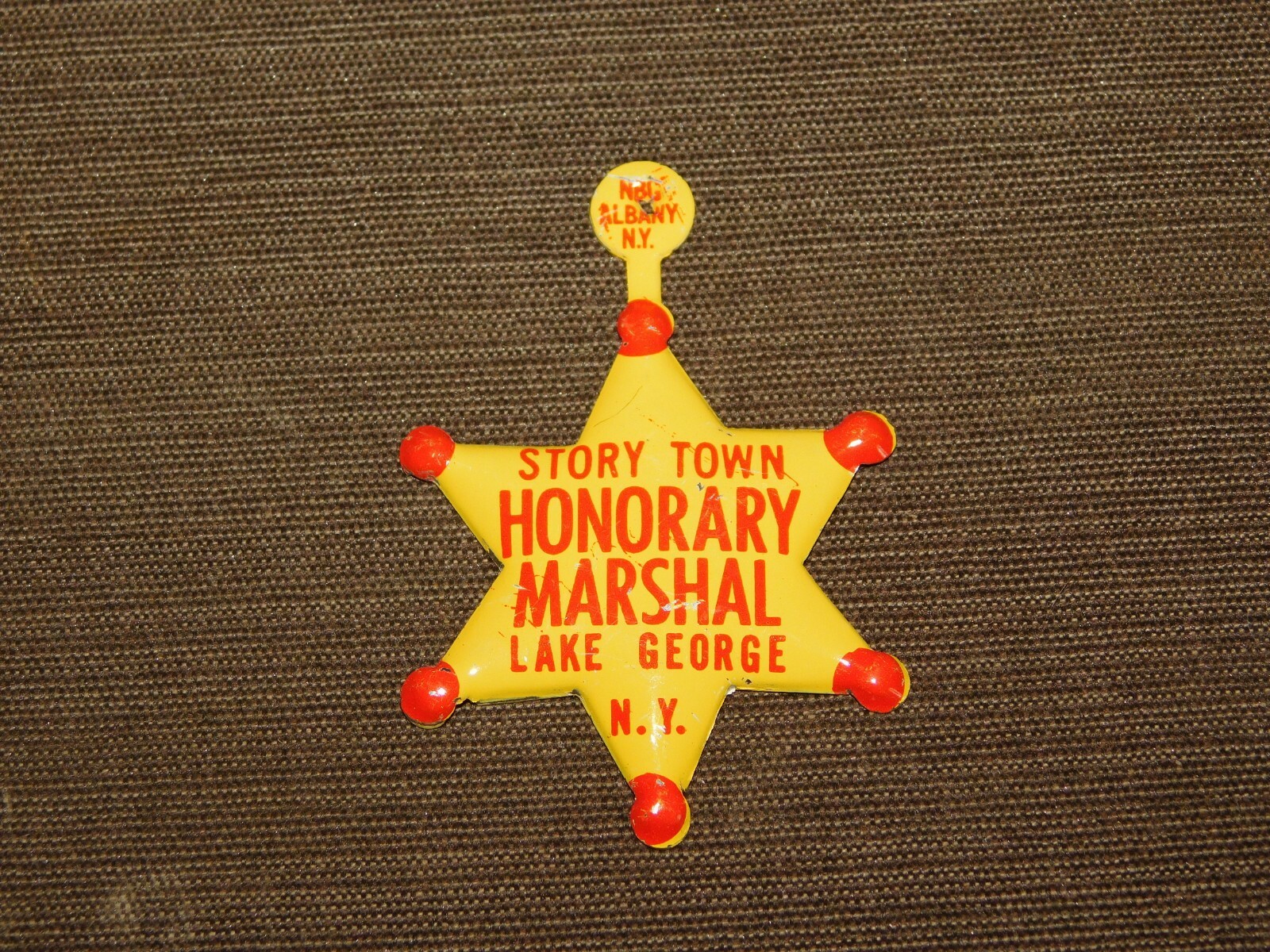 100 VINTAGE 1960-70S  HONORARY MARSHAL BADGE  STORY TOWN LAKE GEORGE NY UNUSED