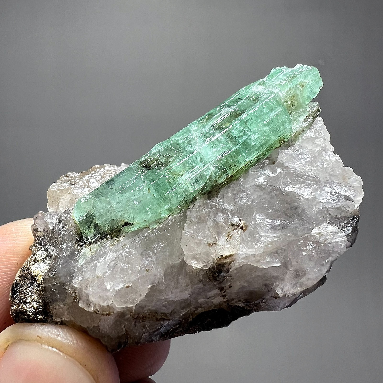 208ct VIBRANT GREEN  Emerald Crystal On Quartz Natural Mineral Specimen Chitral