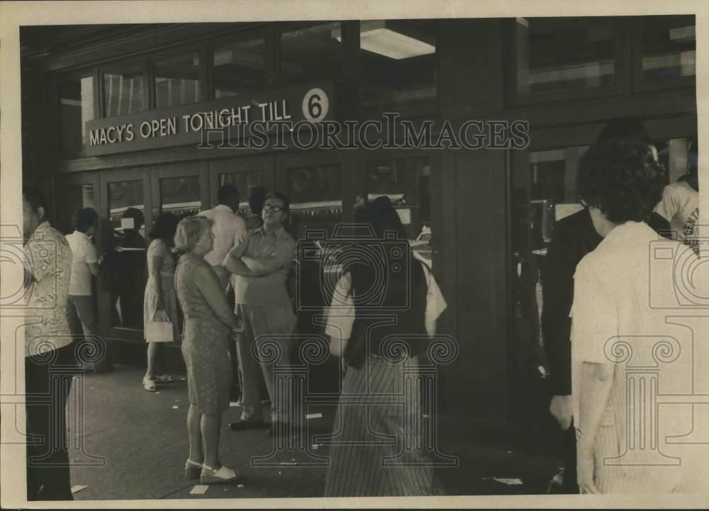 1976 Press Photo Patrons Outside Macy\'s Found The New York City Store Closed.