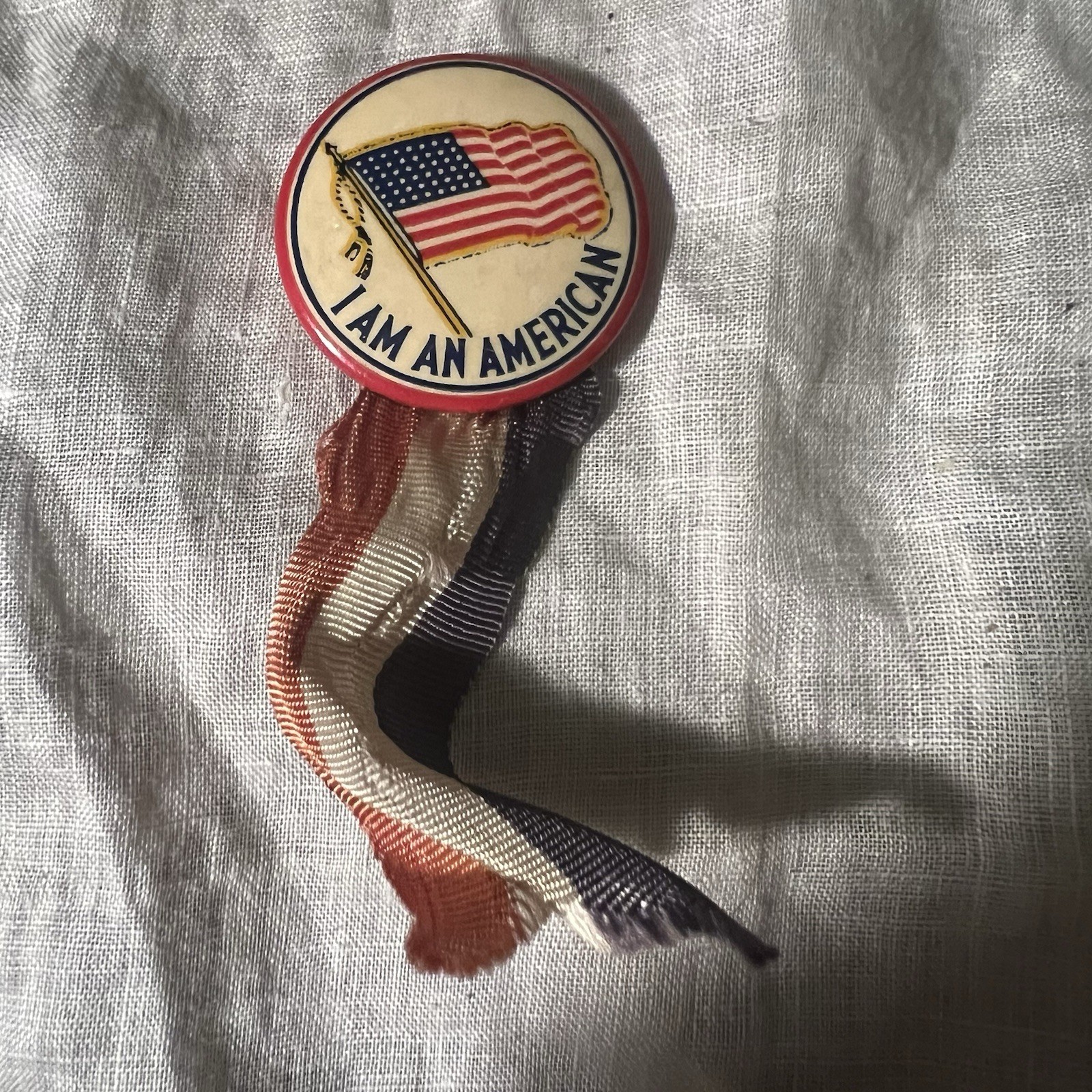 Vintage 1940’s I Am An American Pinback w/patriotic ribbon 1”