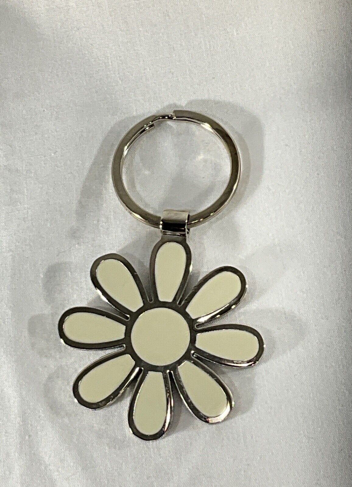 Nine West authentic vintage Daisy Key Chain new without tags Ivory enamel