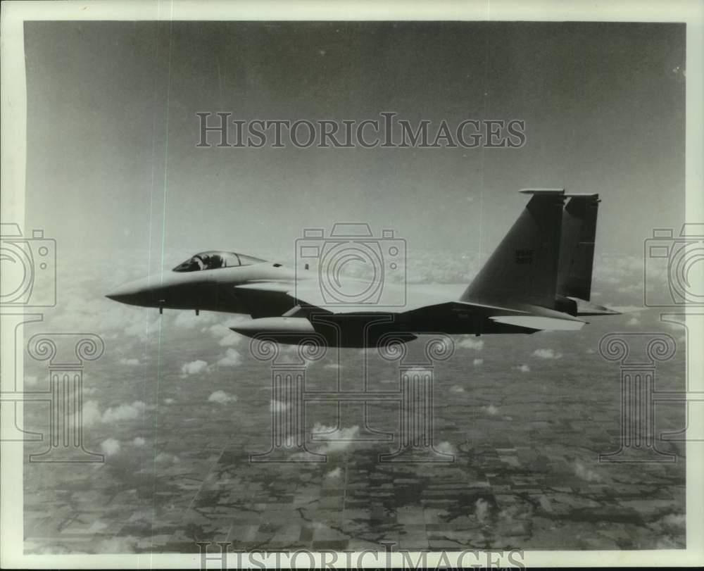 1980 Press Photo McDonnell Douglas F-15 Eagle airplane in flight - lrx31567