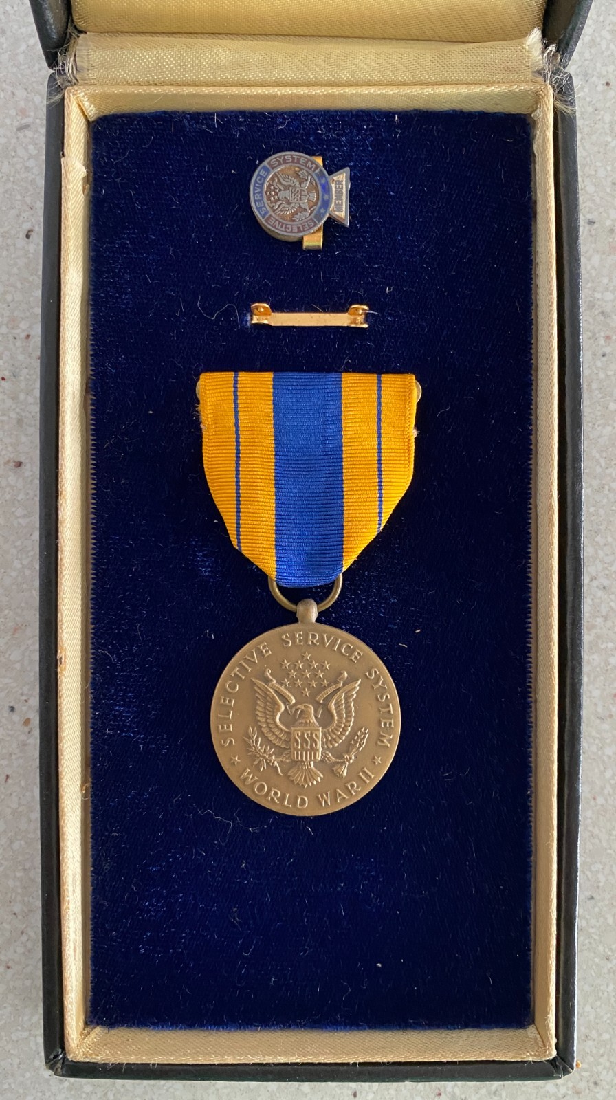Vtg WWII US Selective Service Medal Set Lapel Pin Ribbon Bar Cased 1946 Program