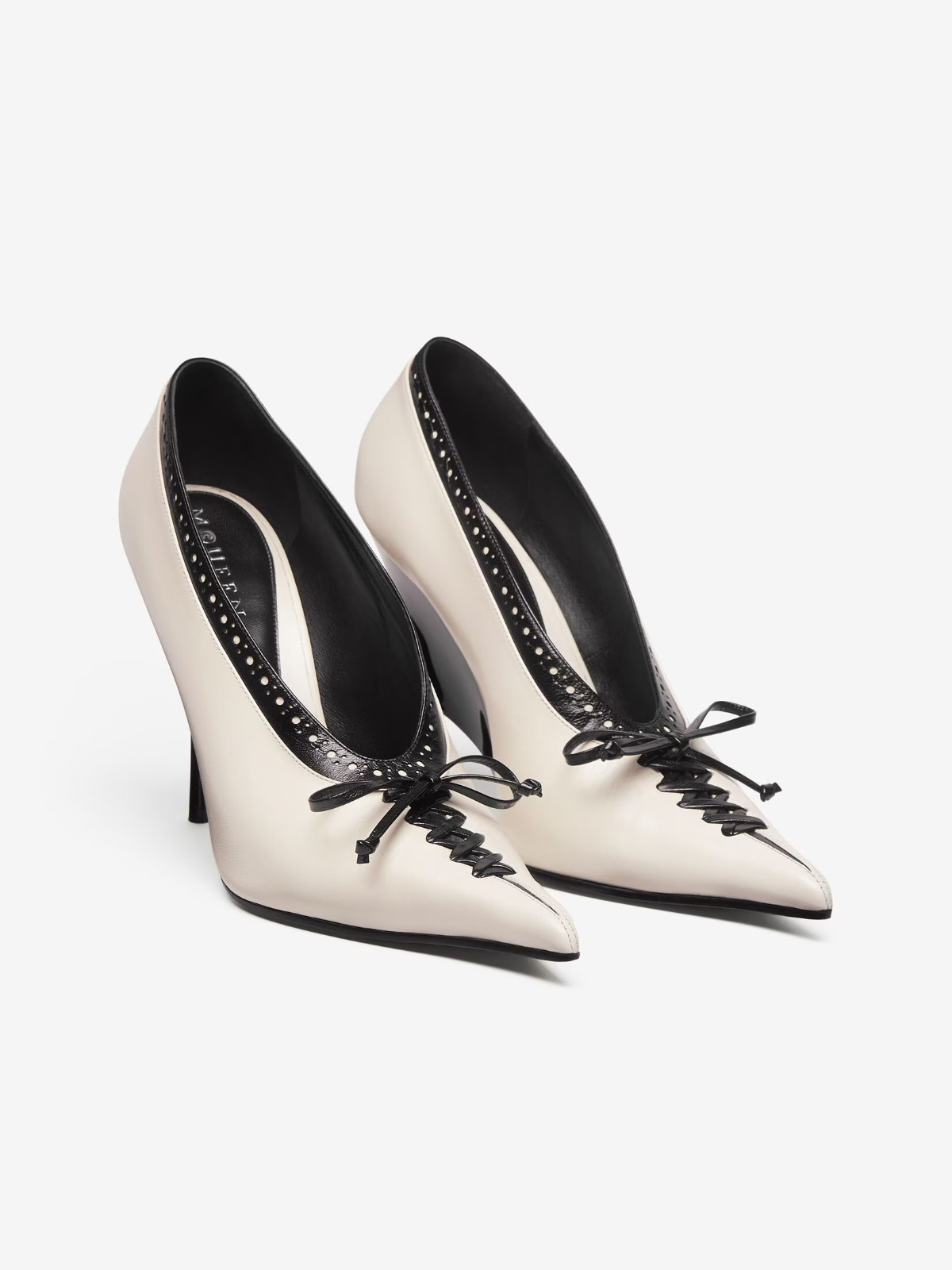 ALEXANDER MCQUEEN WOMENS KOKO PUMP IN IVORY/BLACK EU SIZE 37