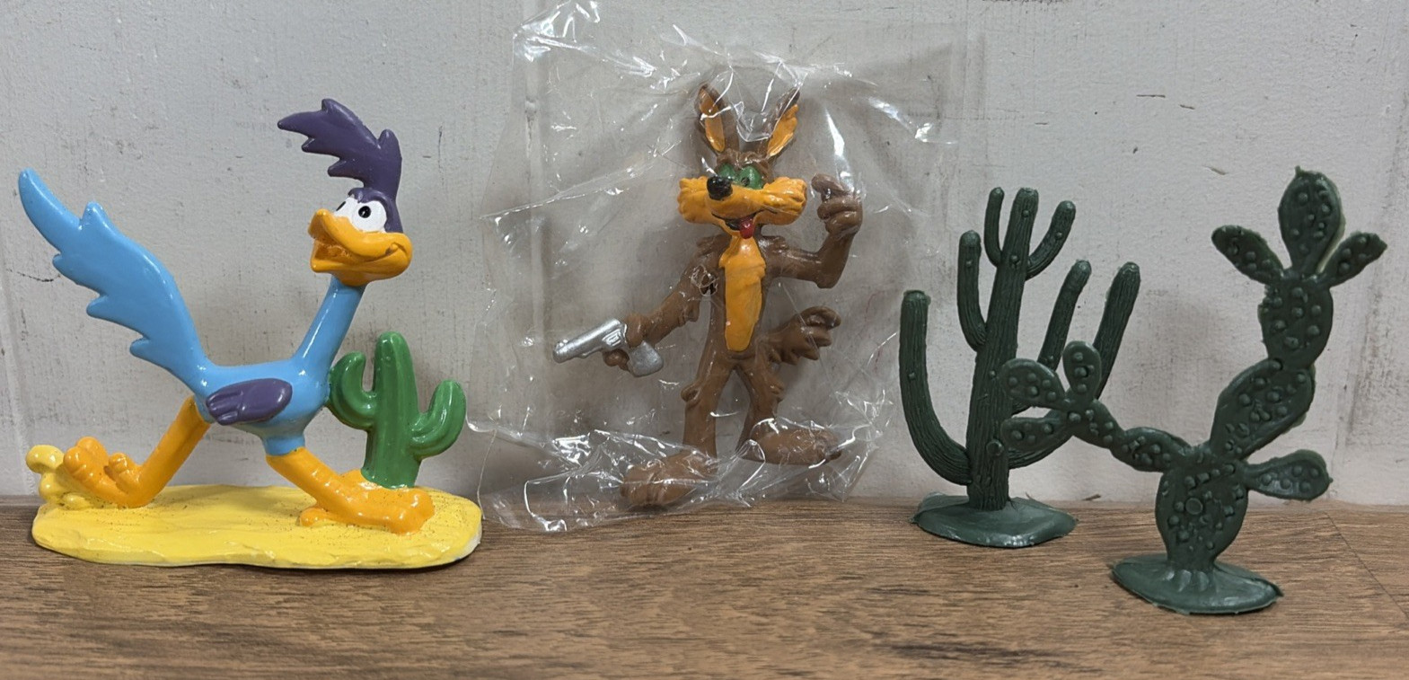 Vtg 1984 Looney Tunes Bully Wile E Coyote Road Runner PVC Figure Cake Toppers