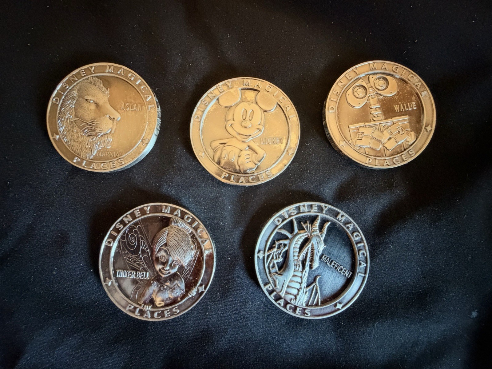 5x Disney Magical Places MICKEY TINKERBELL WALL-E MALEFICENT ASLAN Coin set