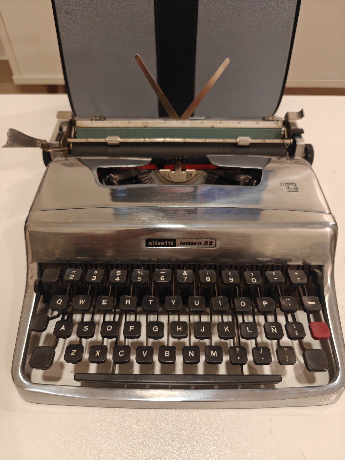OLIVETTI LETTERA 32 SILVER. RARE QUADRATO FONT.  SPANISH LAYOUT. M. NIZZOLI.