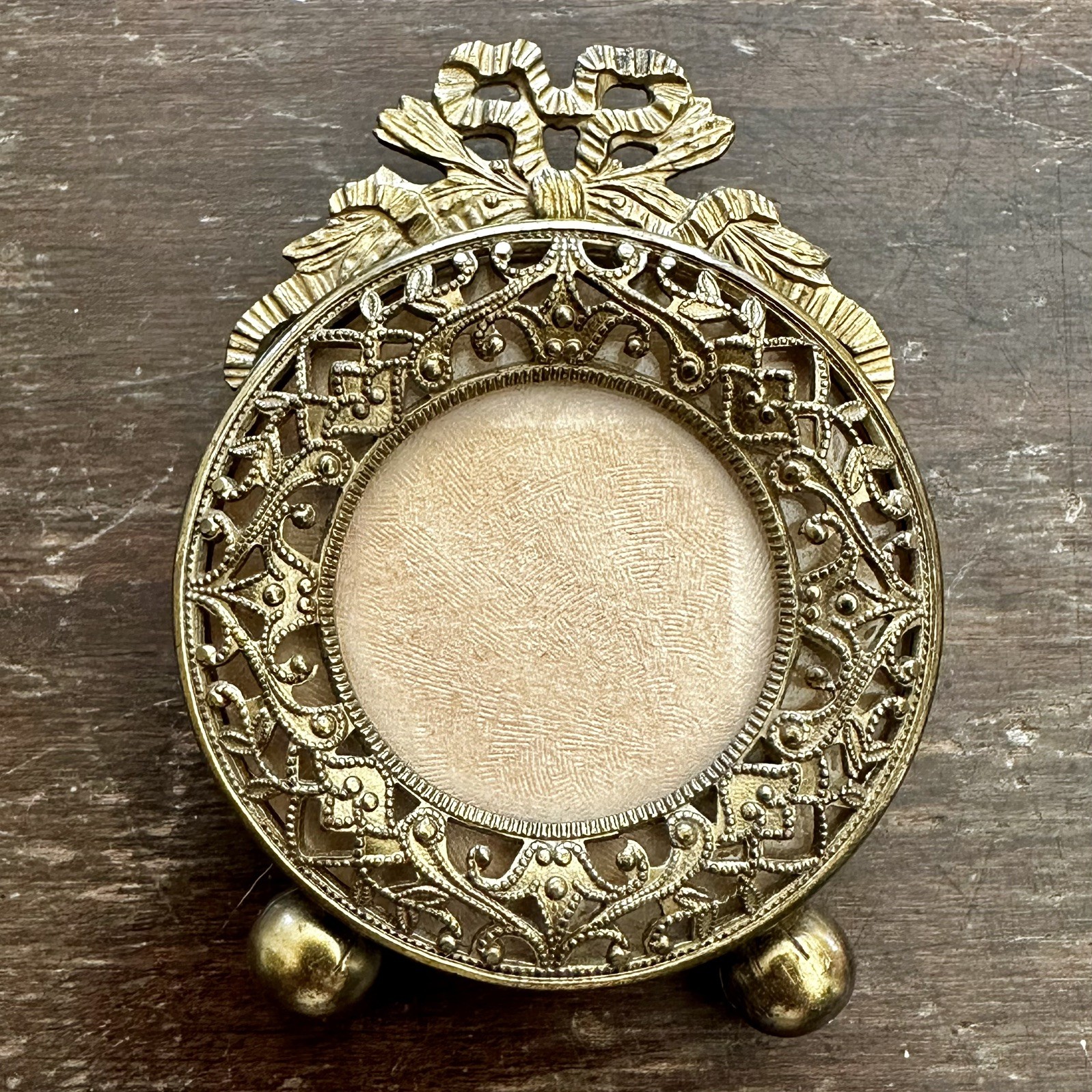 ANTIQUE VICTORIAN FRENCH GOLD GILT FILIGREE BOW CREST MINIATURE PHOTO FRAME ANTIQUE VICTORIAN FRENCH GOLD GILT FILIGREE BOW CREST MINIATURE PHOTO FRAME